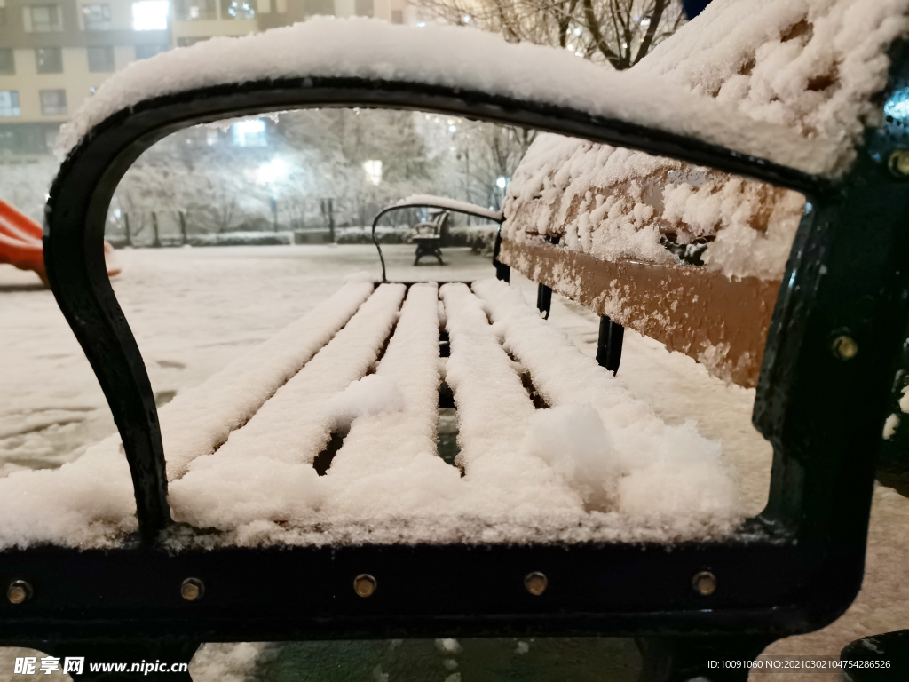 小区雪后座椅