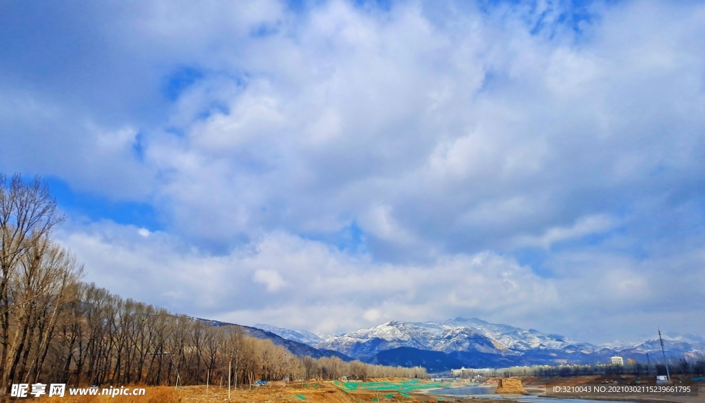 雪山天空