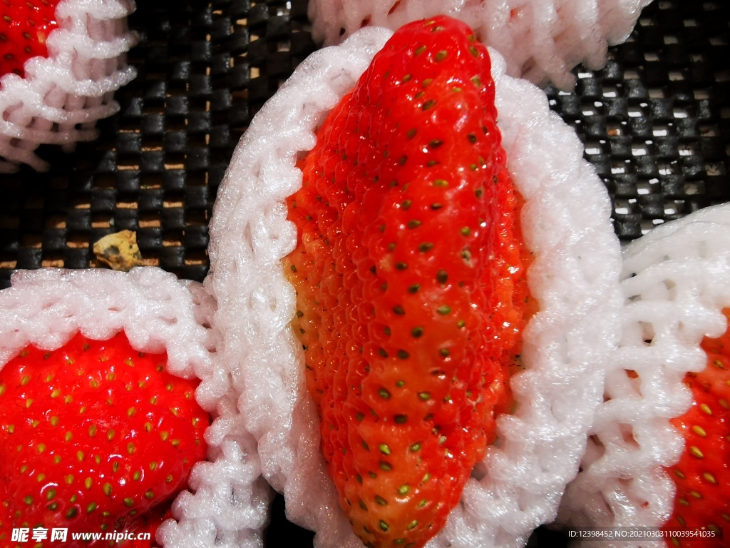 新鲜的草莓摄影美图