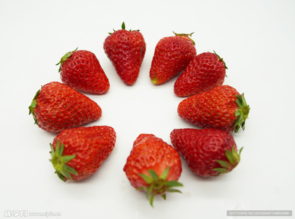 排成圆形的草莓照片