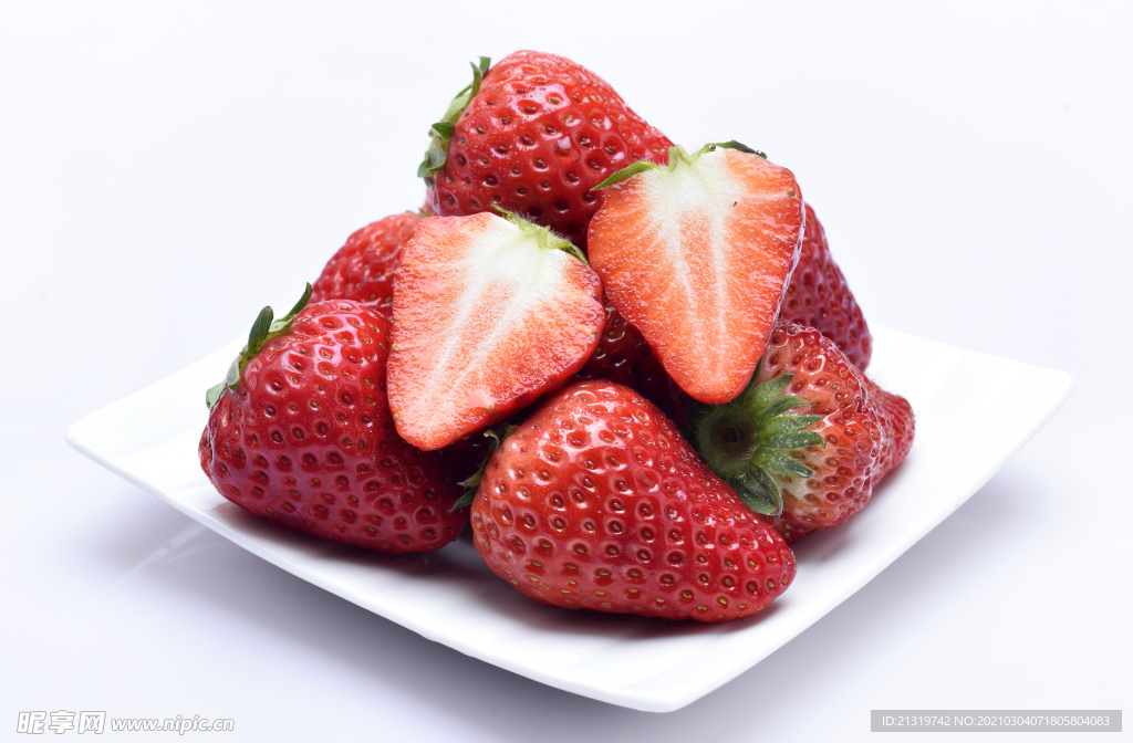 盘子里的草莓摄影图