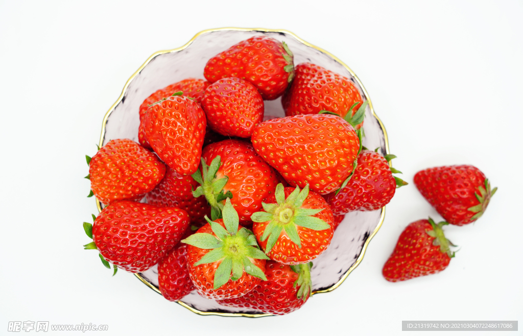 盘子里的草莓摄影