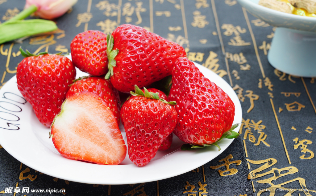 盘子里的草莓高清大图