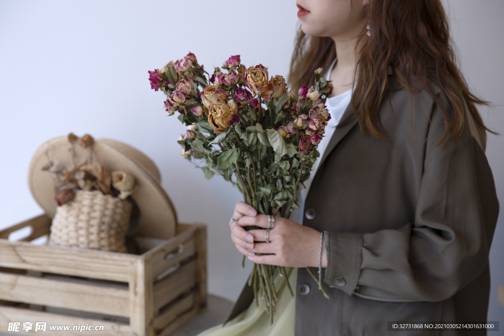 女孩捧花不露脸—妇女节