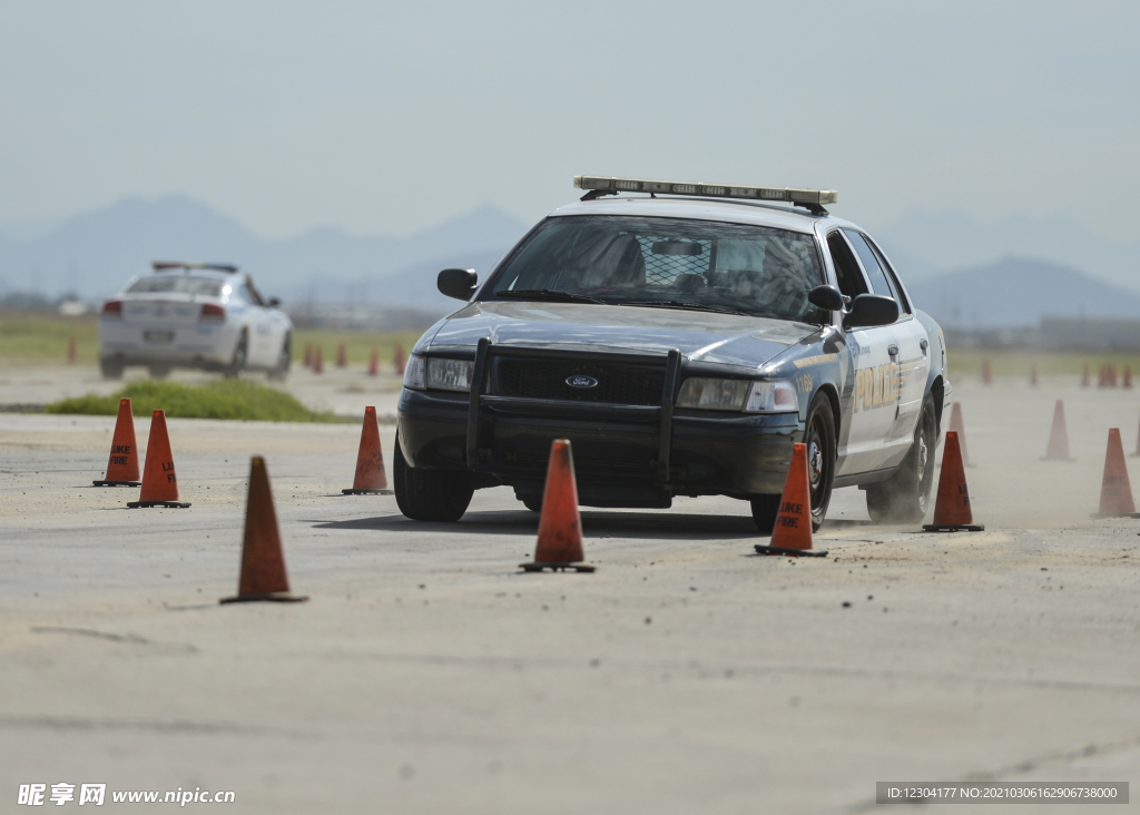 警车