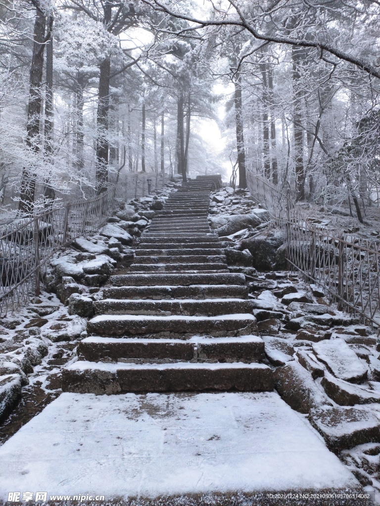 山雾下雪黄山