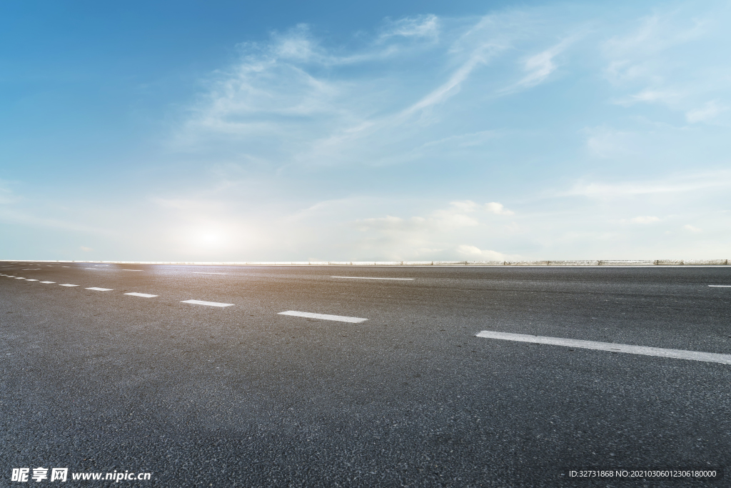 天空公路沥青路与美丽的落日风景