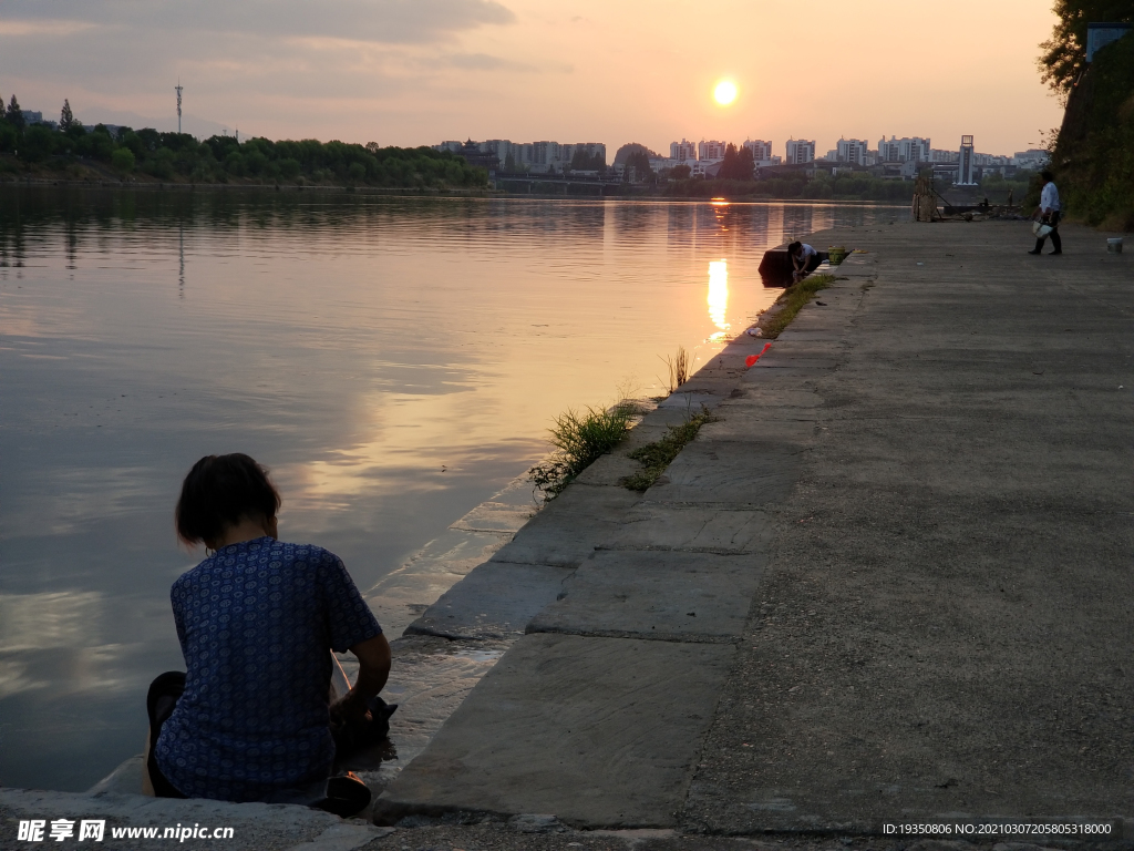 黄山市屯溪区新安江黄昏夕阳景色