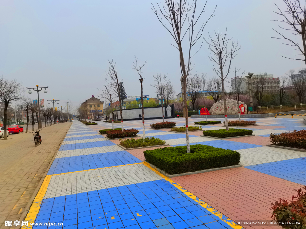 空荡荡的公园广场美景