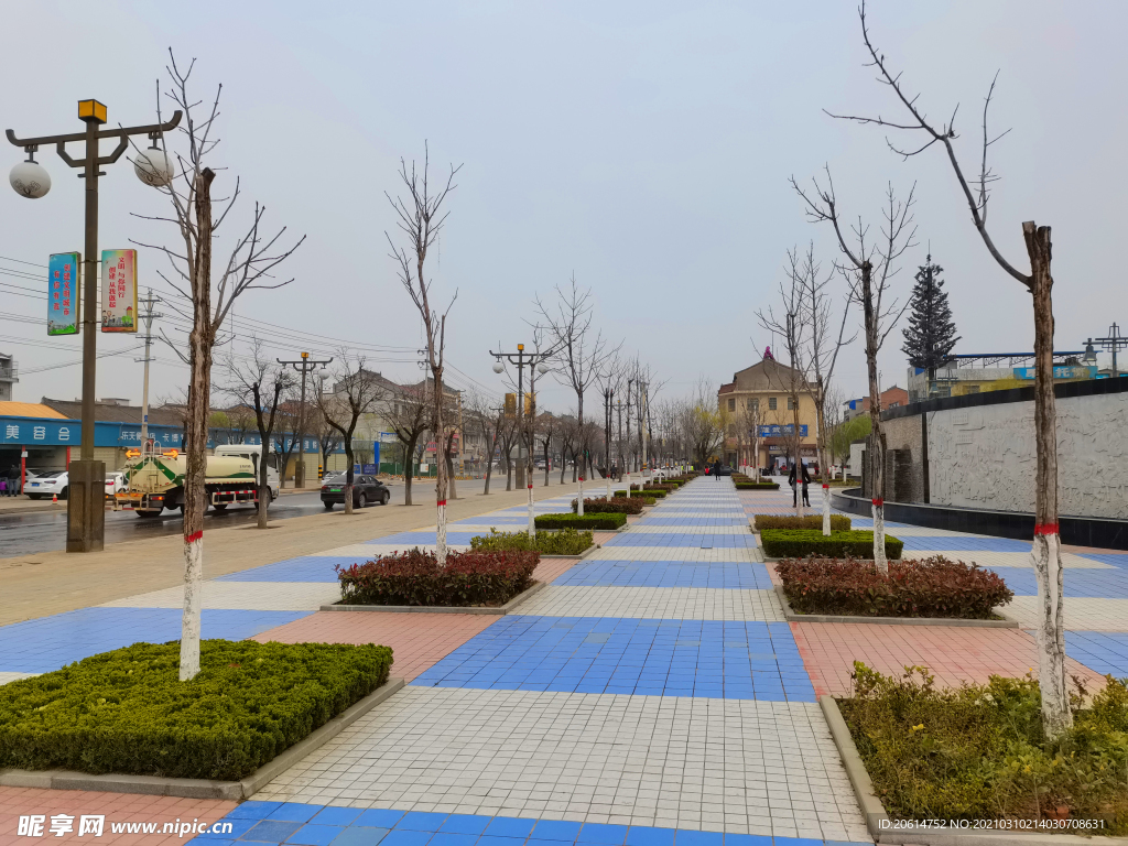 空荡荡的公园广场