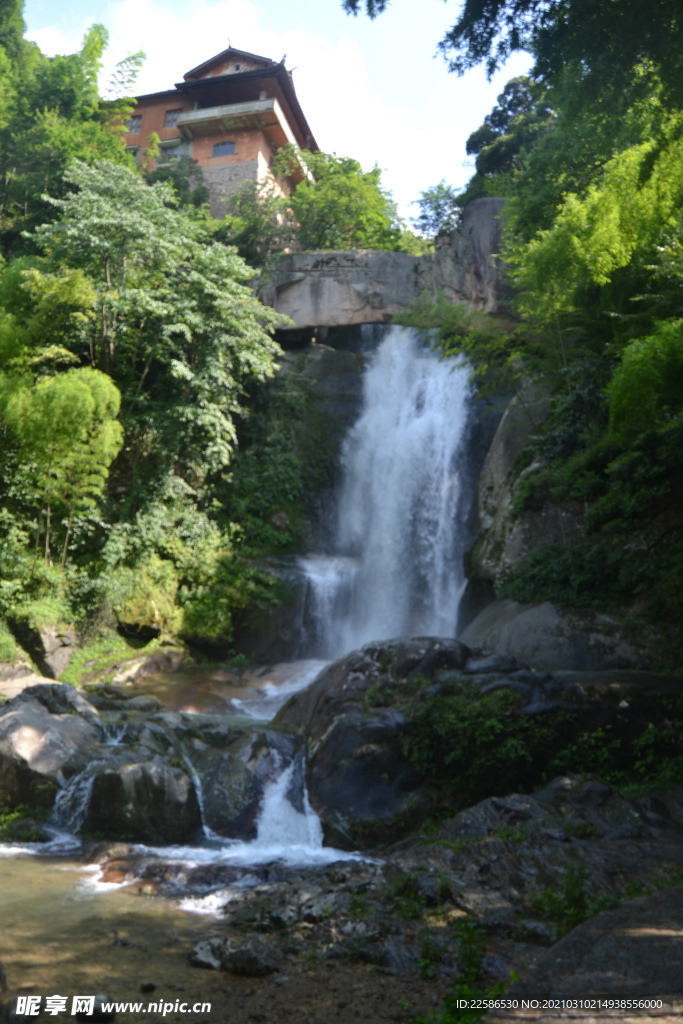 石梁飞瀑