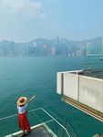 维多利亚港的少女