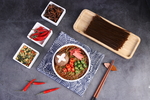 香辣饸饹面俯视图