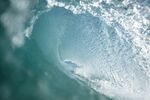 海浪中间拍照