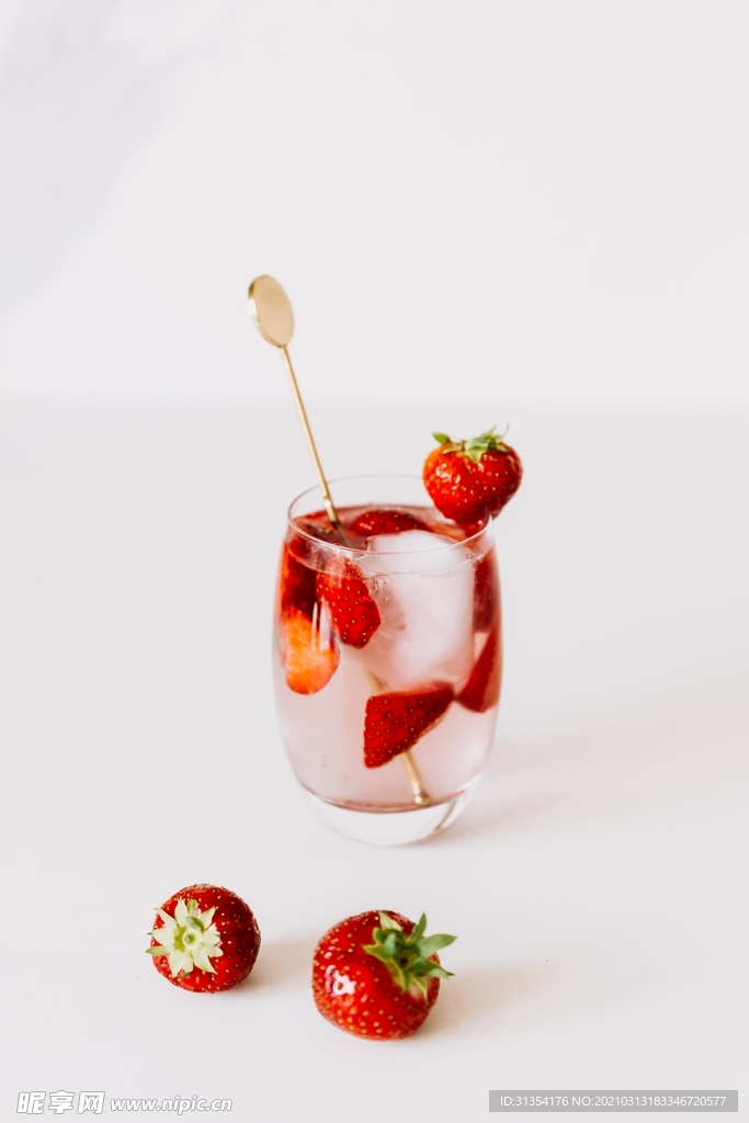 草莓冰饮料