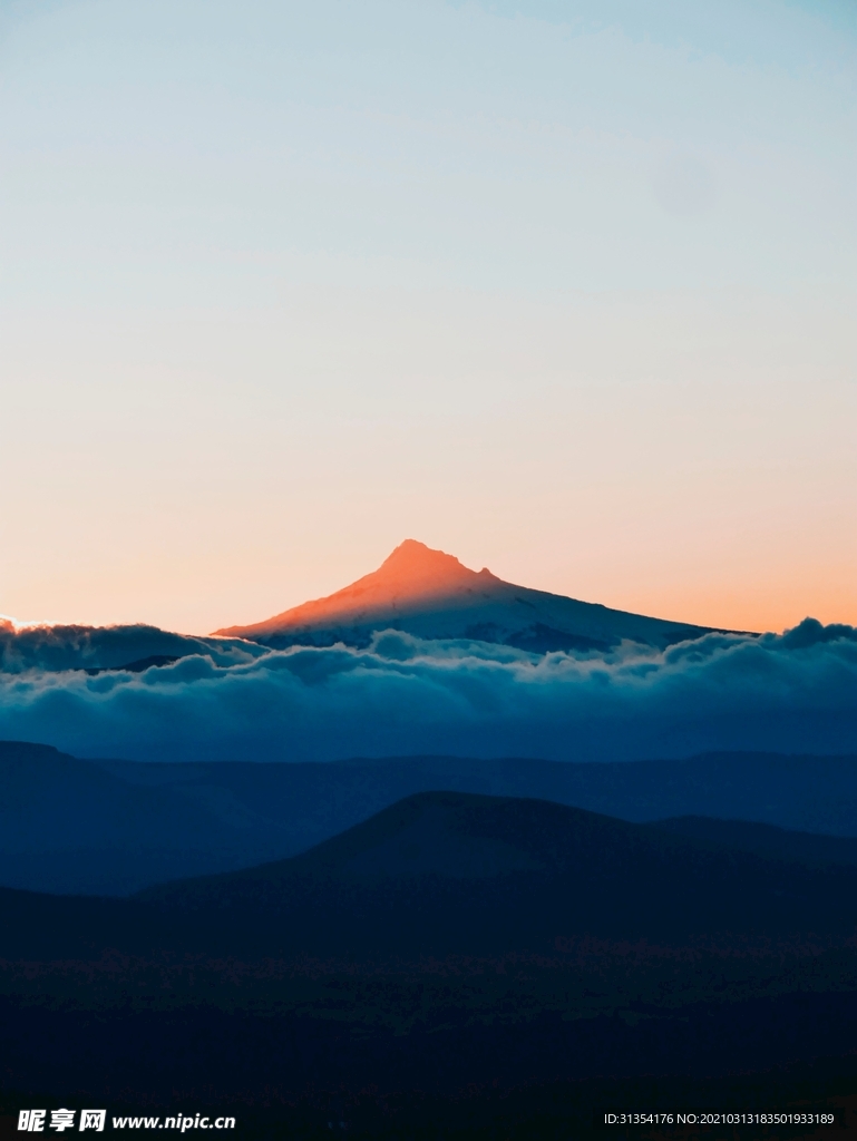 山峰云层