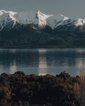 雪山湖水树木