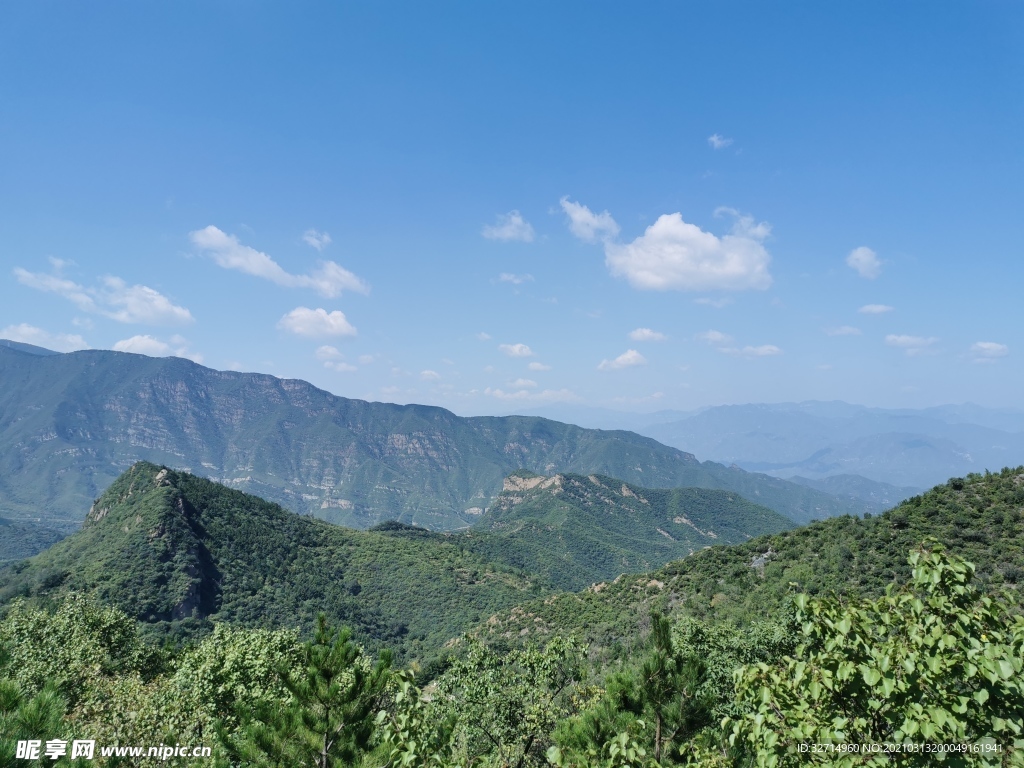 蓝天白云群山图