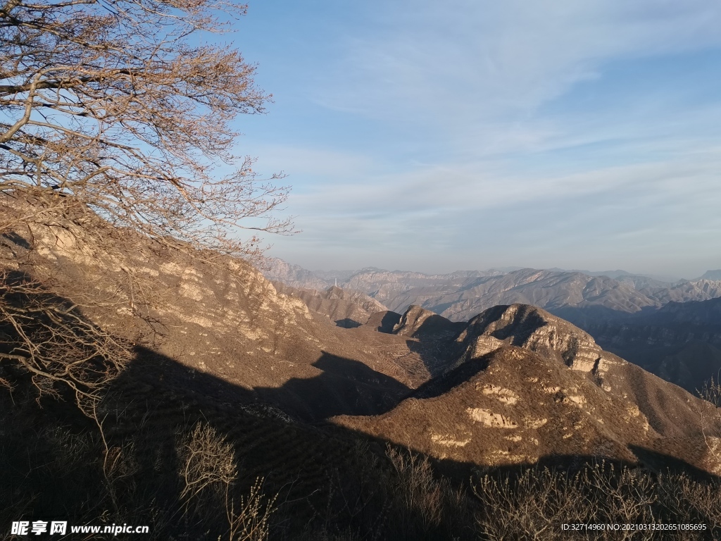 层峦叠嶂的山