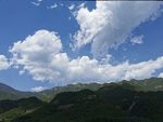 躺在山上的云