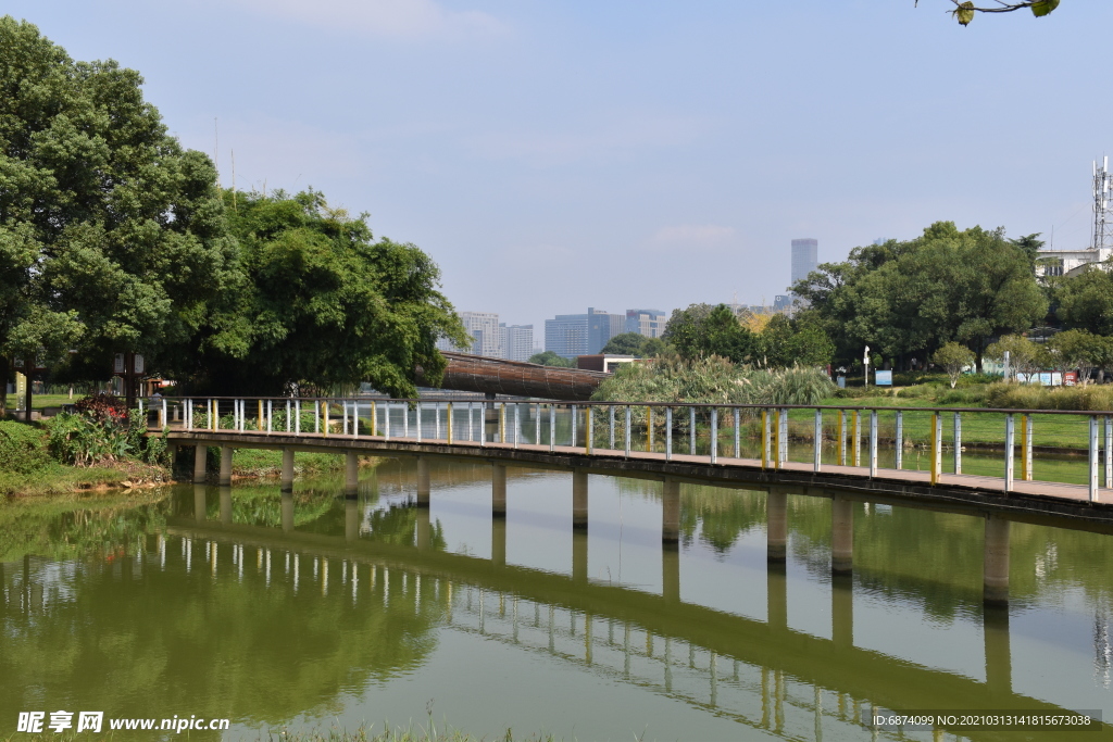 湖中小桥