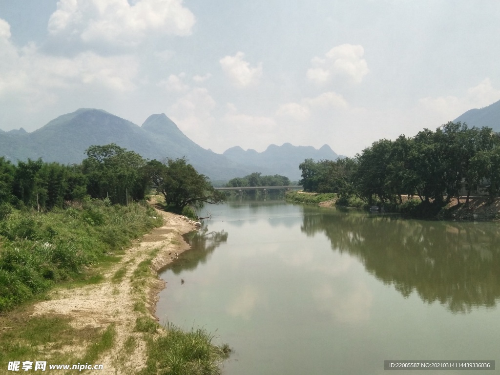 山下的河流高清摄影大图-千库网