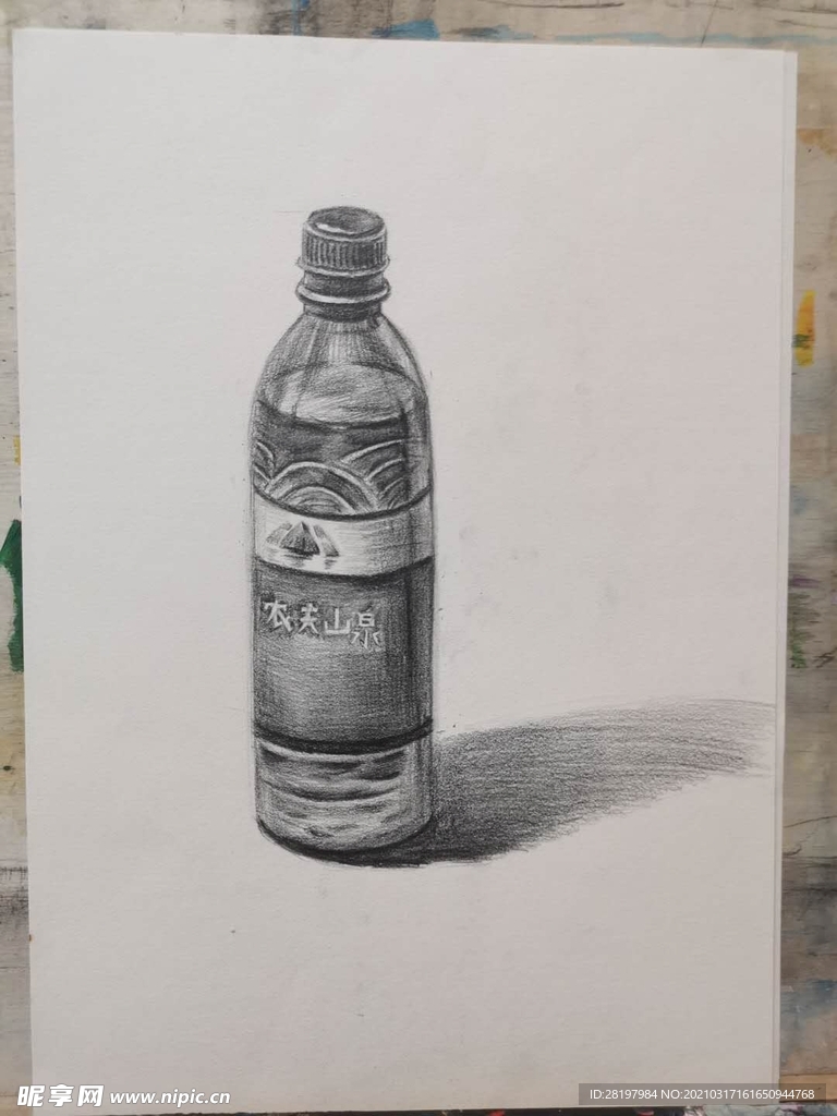 素描矿泉水