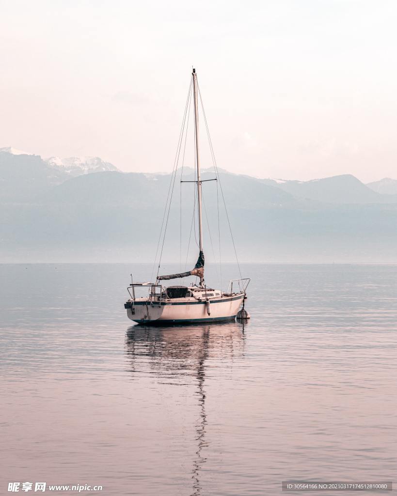 海面帆船户外旅游背景素材