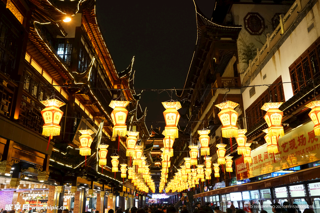 上海城隍庙夜景的建筑和彩灯