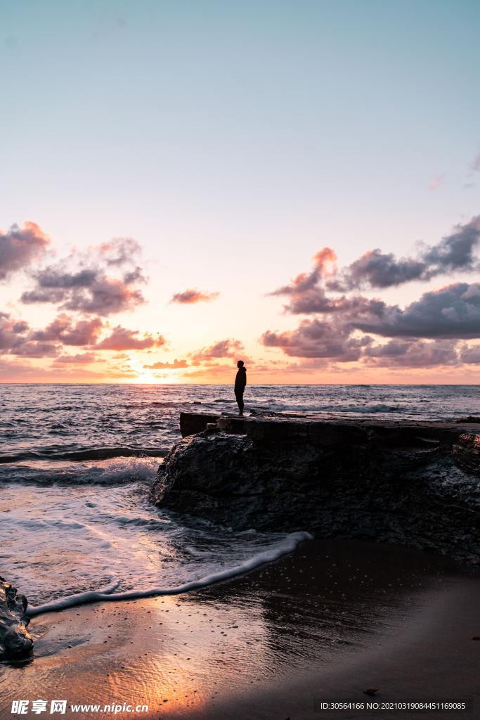 海边悬崖人物夕阳背景素材