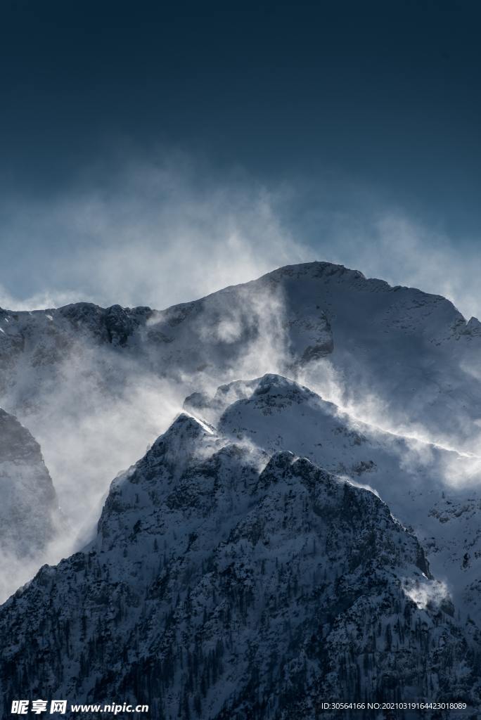 雪山云雾自然生态背景素材