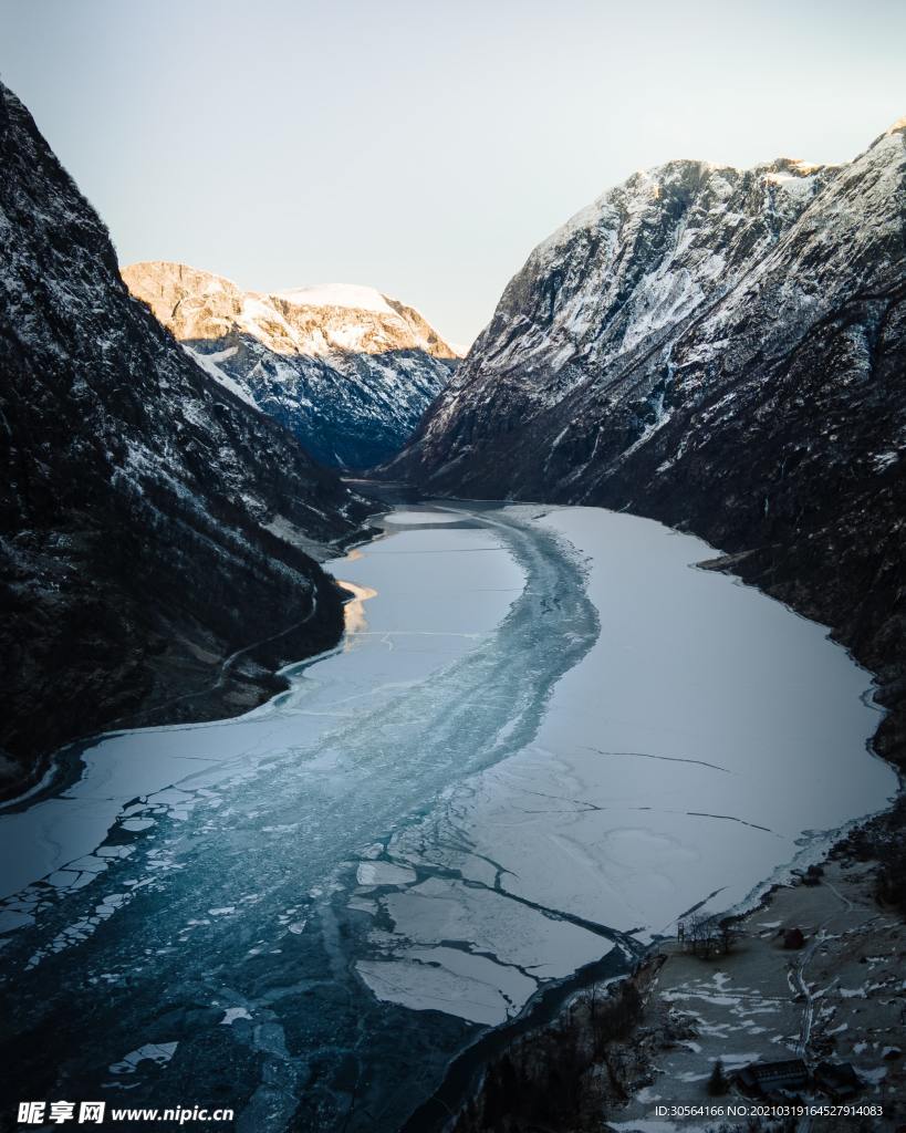 冰湖岩石自然生态背景素材