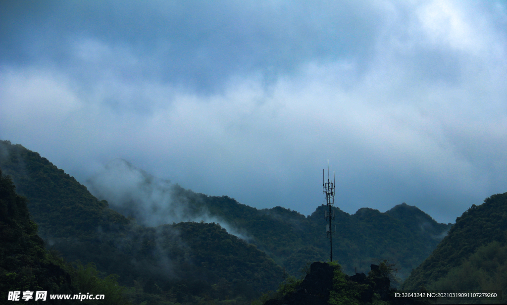 雾绕青山