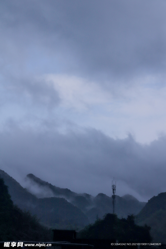 雾连青山