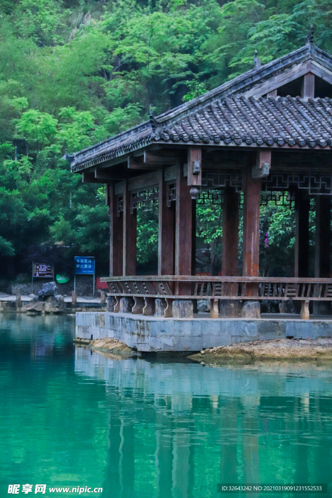 湖边小亭