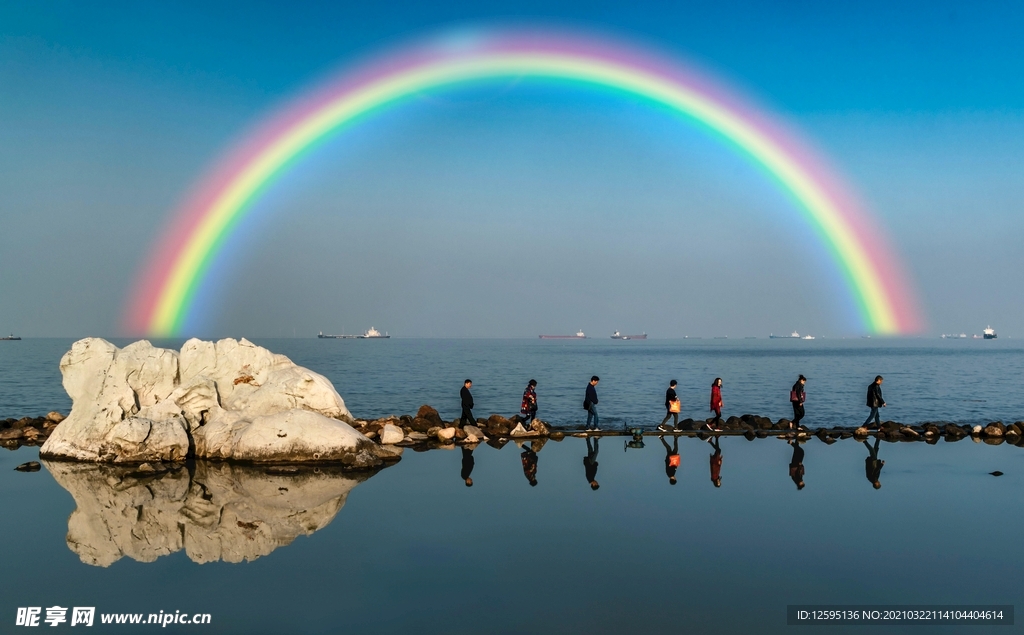 天际彩虹出碧海