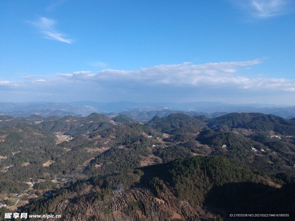 航拍大山河流湿地