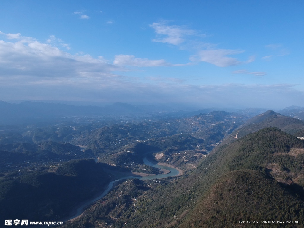 航拍大山河流湿地