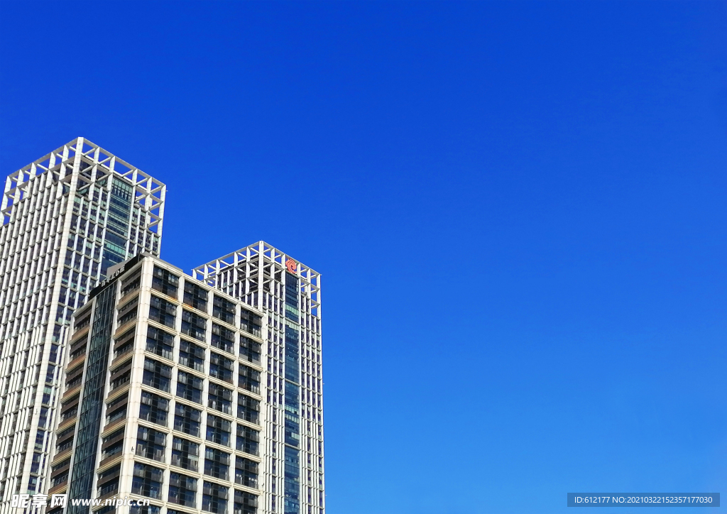 建筑楼宇与蓝天