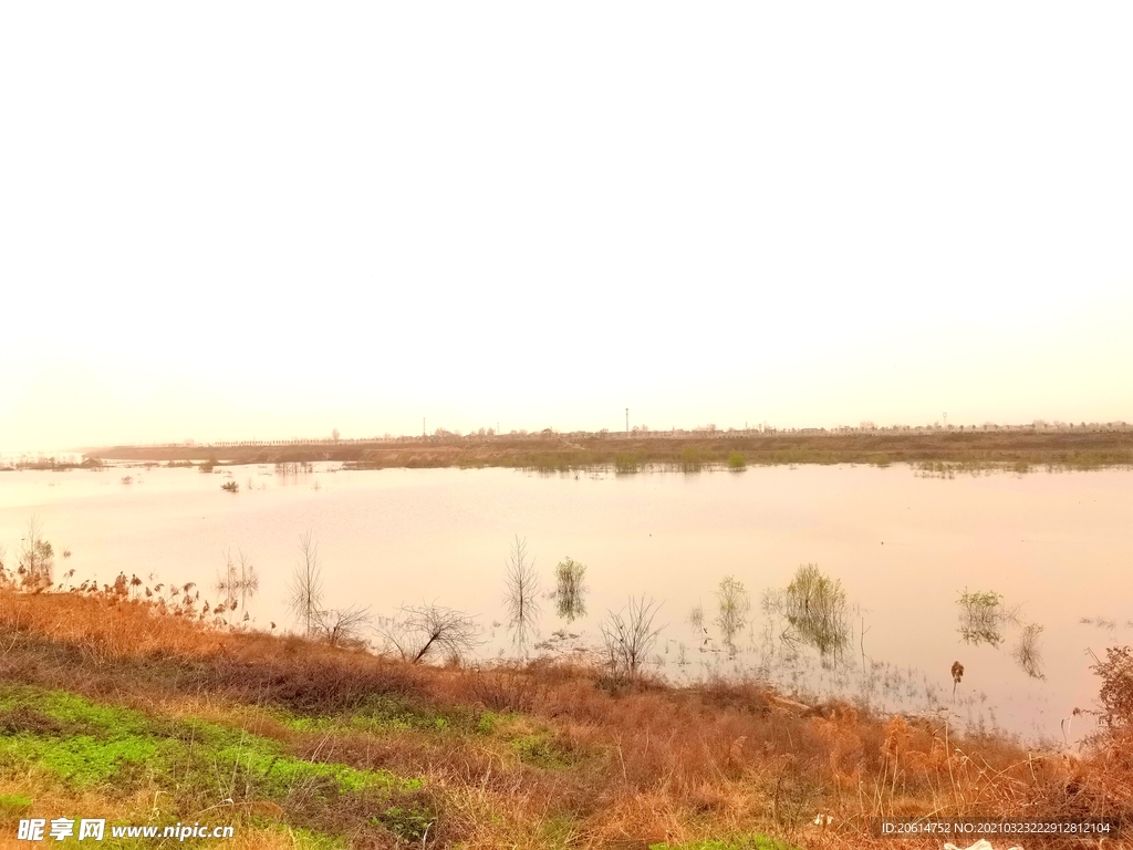 日暮下的河道风景