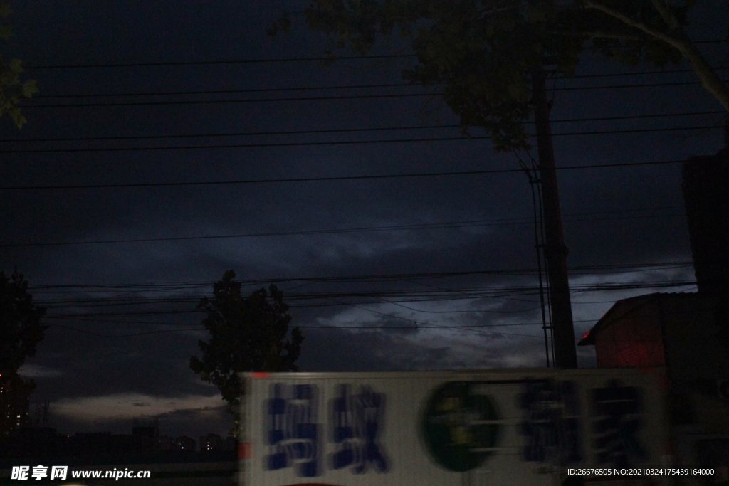 夜晚寂静的天空 来往匆忙