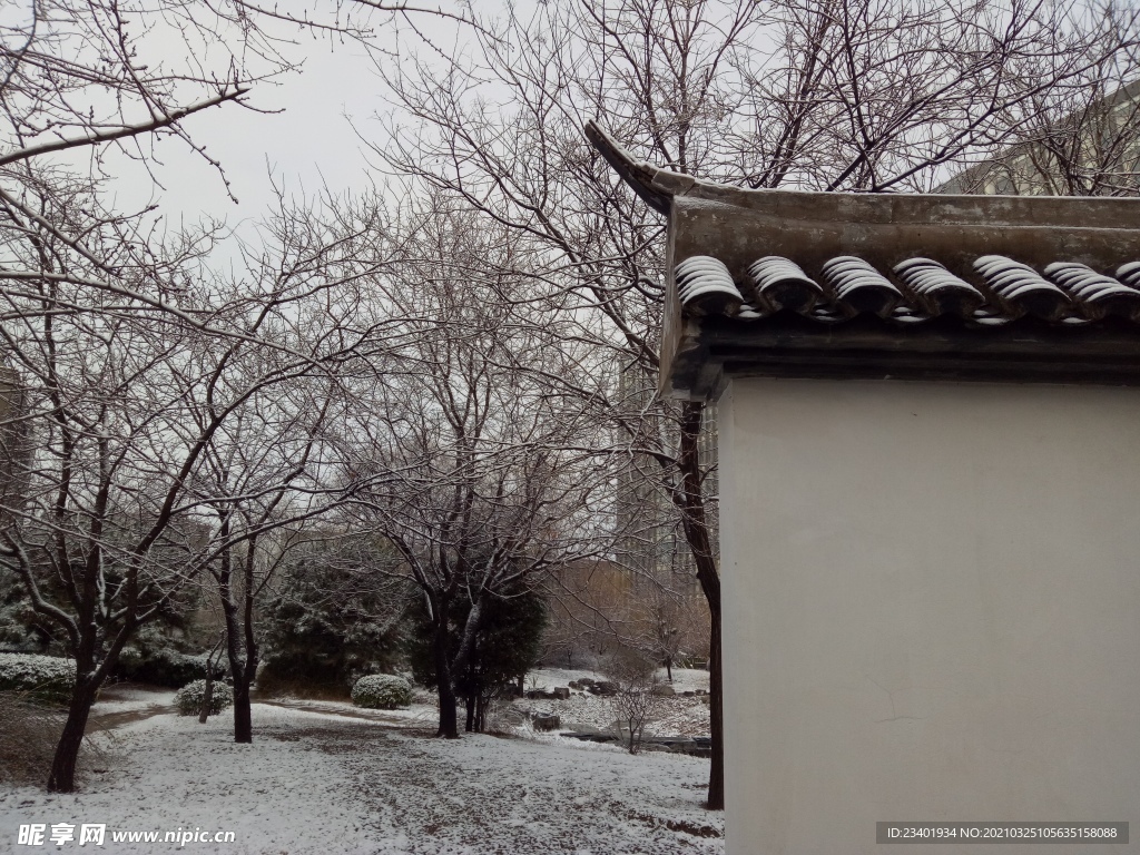 冬天下雪的园林和徽式建筑