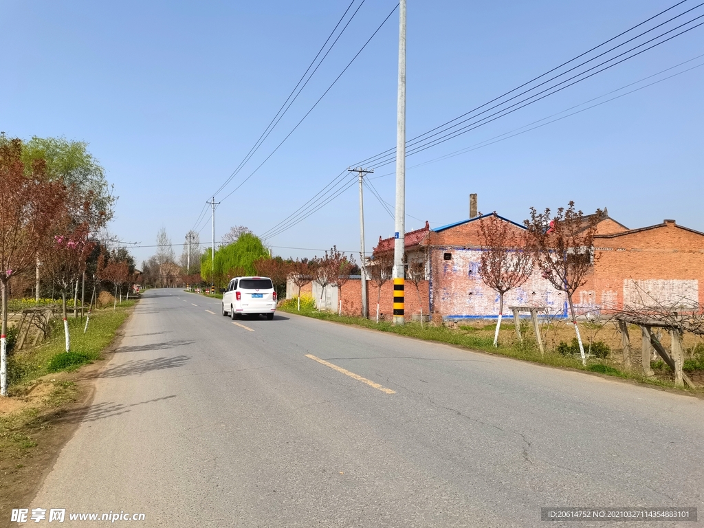 蓝天下的乡村道路风景