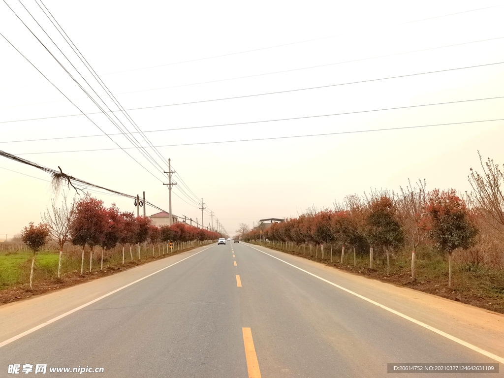 空荡荡的乡村道路风景
