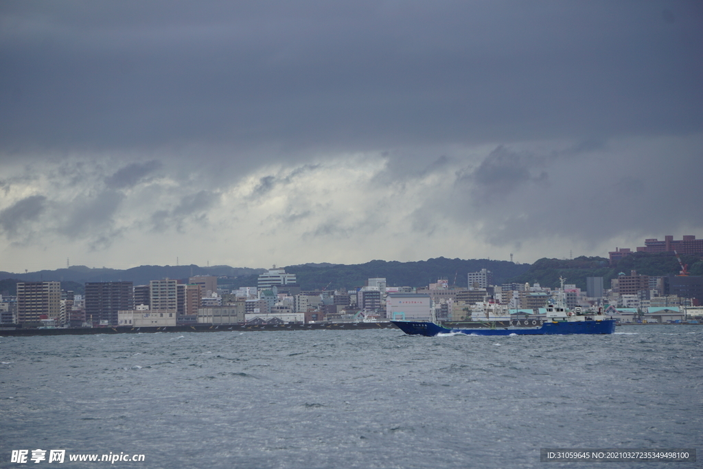 海峡里行驶的货船