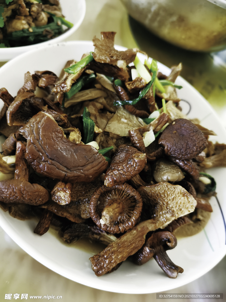 清炒野生蘑菇 美食图片