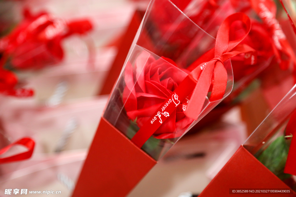 红色玫瑰花礼盒