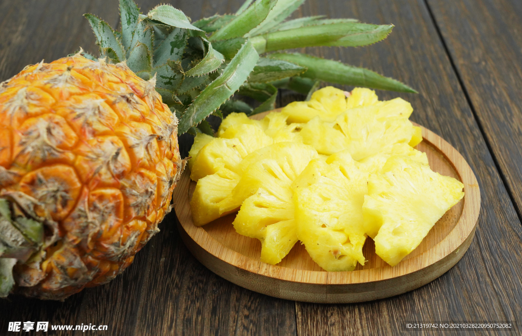 金灿灿的菠萝水果图片