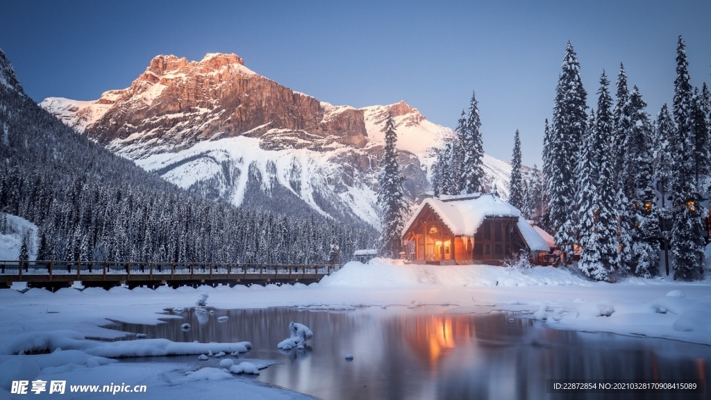 雪山湖泊