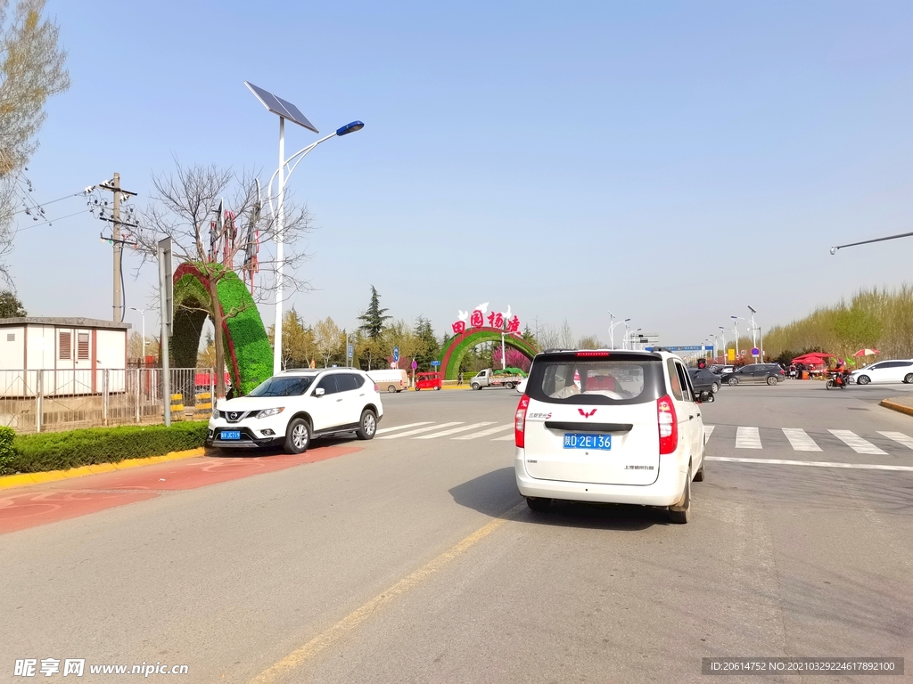 蓝天下的道路风景